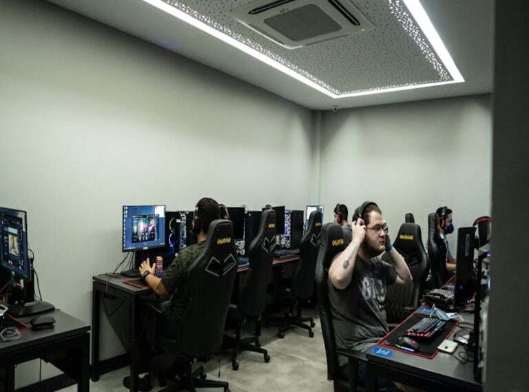How to Become an Esports Player Hcdesports