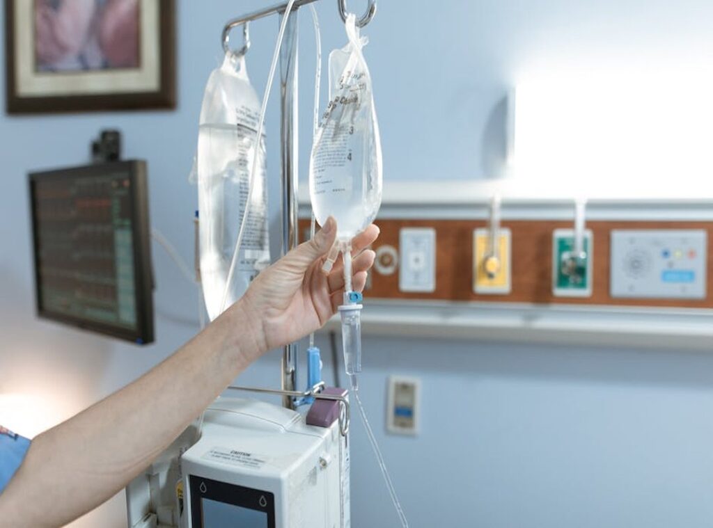 mujer manos con suero en el hospital